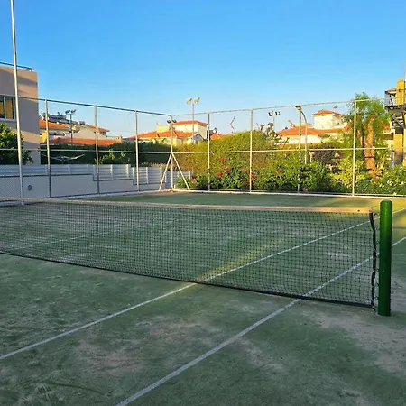 Sunny Escape With Pool, Tennis & Fast Wi-fi Lejlighed *