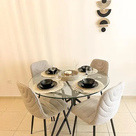 Sunny Escape With Pool, Tennis & Fast Wi-fi