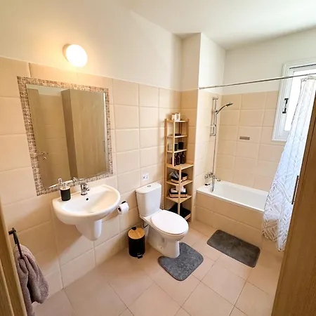 Sunny Escape With Pool, Tennis & Fast Wi-fi Apartment *