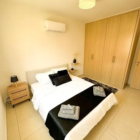 Sunny Escape With Pool, Tennis & Fast Wi-fi *