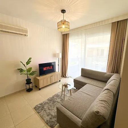 Sunny Escape With Pool, Tennis & Fast Wi-fi