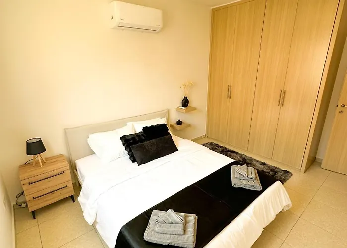 Sunny Escape With Pool, Tennis & Fast Wi-fi *