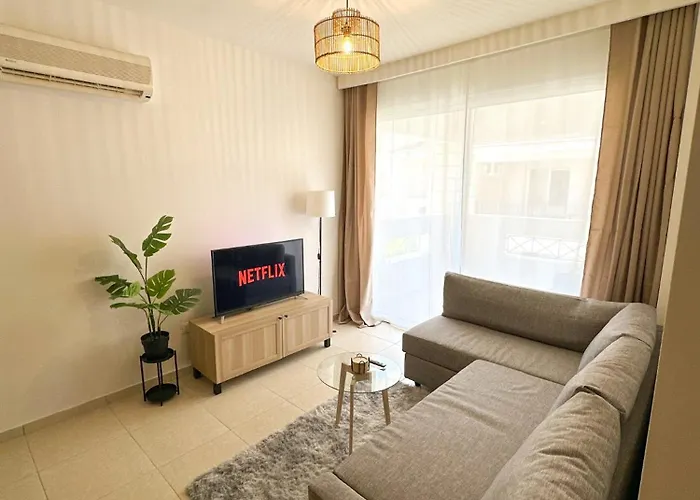 Sunny Escape With Pool, Tennis & Fast Wi-fi